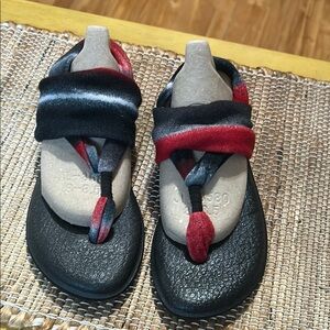 Sanuk - Stylish Black and Red Sandals